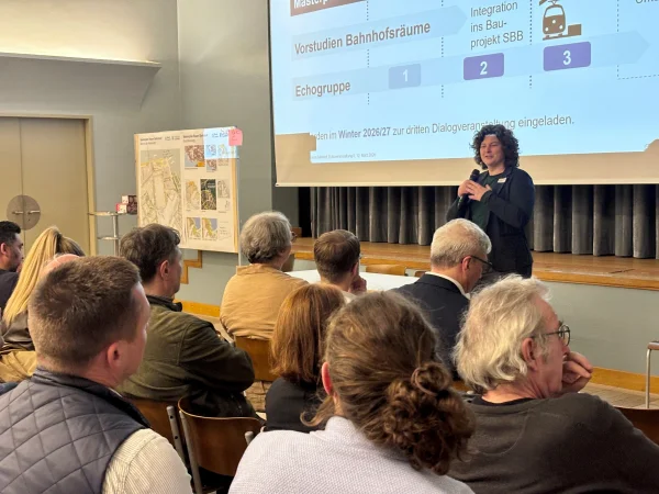 Echogruppe diskutiert die  Erschliessung des Bahnhofes und die Gestaltung der Bahnhofsplätze