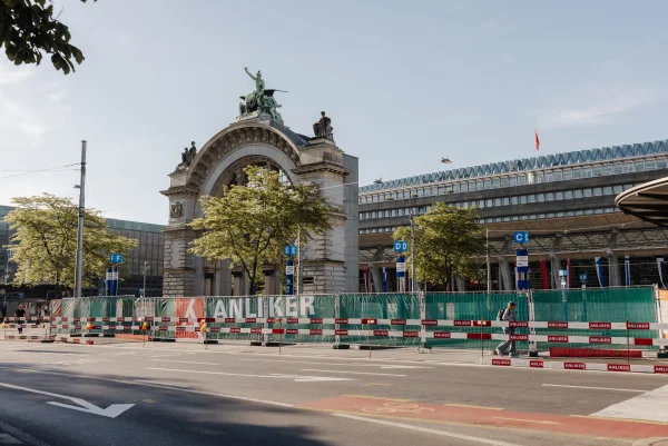 Zusätzliche Bushaltekanten auf Bahnhofplatz und an Pilatusstrasse: Bauarbeiten ab 18. Mai 2026